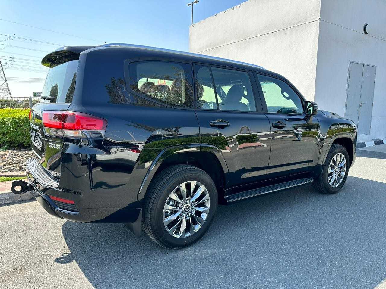 TOYOTA - LANDCRUISER VXR - 2022 BRAND NEW - SILVER COLOUR - GCC SPECS -UNDER WARRANTY-pic_3